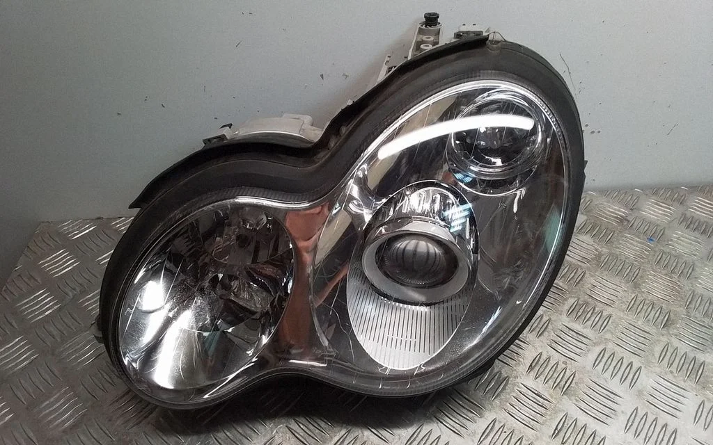 Headlight/headlamp – Mercedes-Benz C-Class W203 (2000-2007)