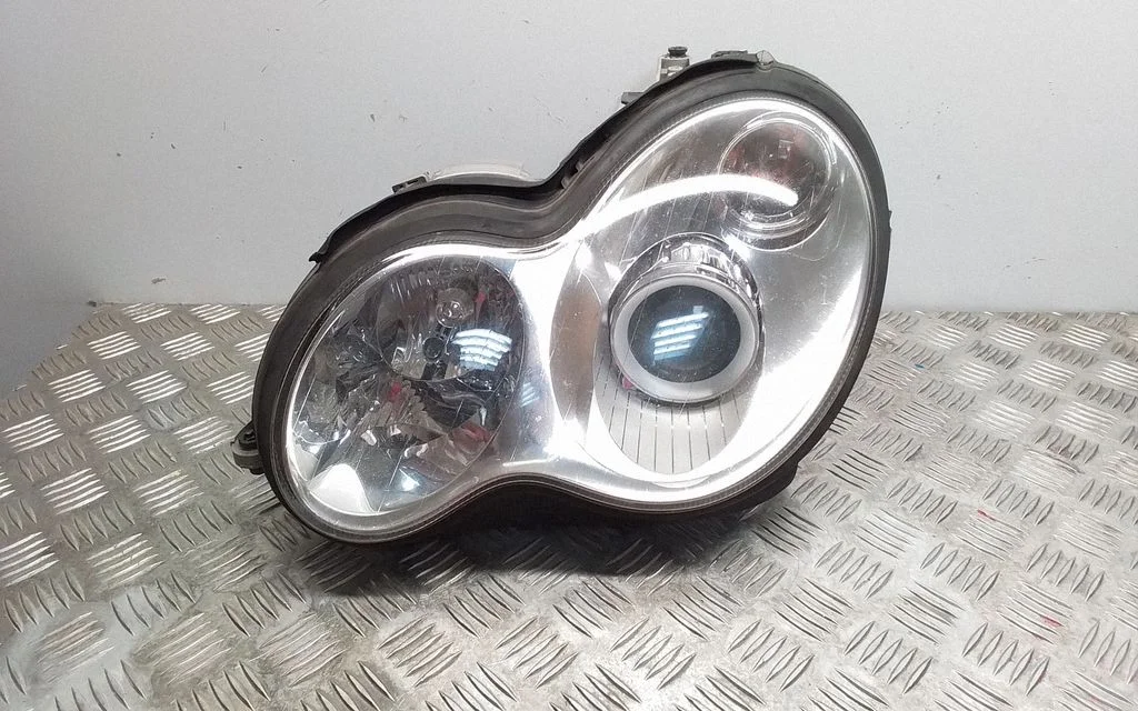 Headlight/headlamp – Mercedes-Benz C-Class W203 (2000-2007)