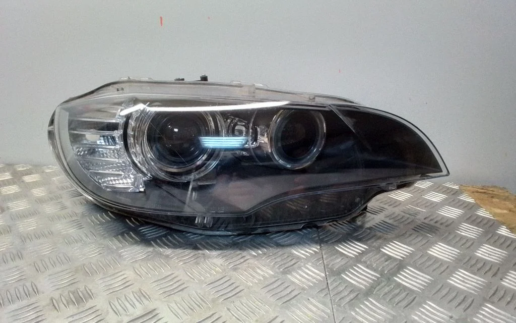 Headlight/headlamp – front right