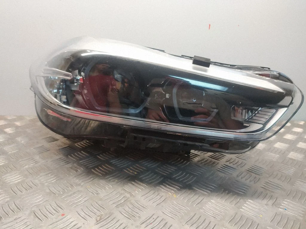 Headlight/headlamp – front right
