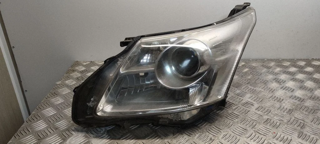 Headlight/headlamp – Toyota Avensis T270 (2009-2012)