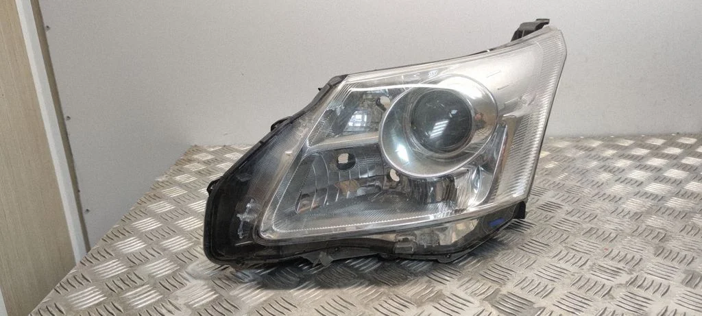 Headlight/headlamp – Toyota Avensis T270 (2009-2012)