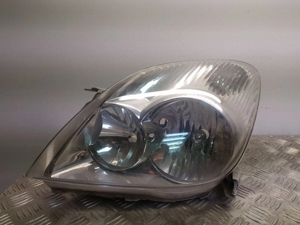 Headlight/headlamp – Toyota Corolla Verso E121 (2001-2004)