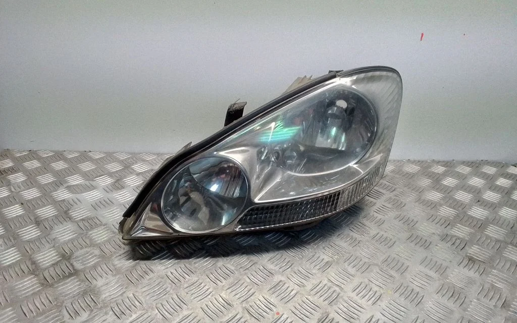 Headlight/headlamp – Toyota Avensis Verso (2001-2009)