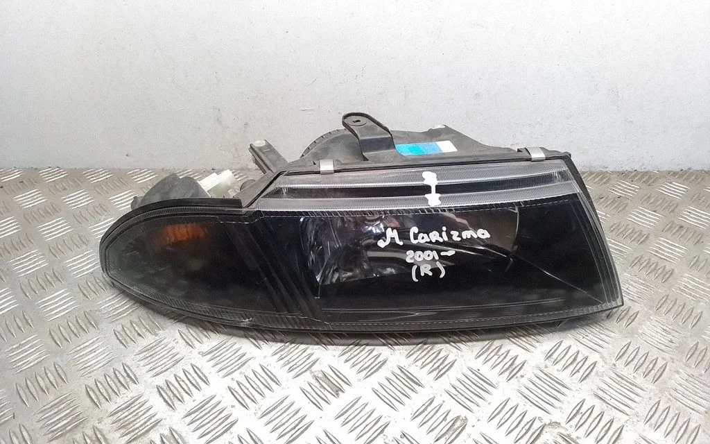 Esituli – Mitsubishi Carisma (2000-2004)