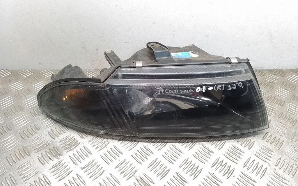 Esituli – Mitsubishi Carisma (2000-2004)
