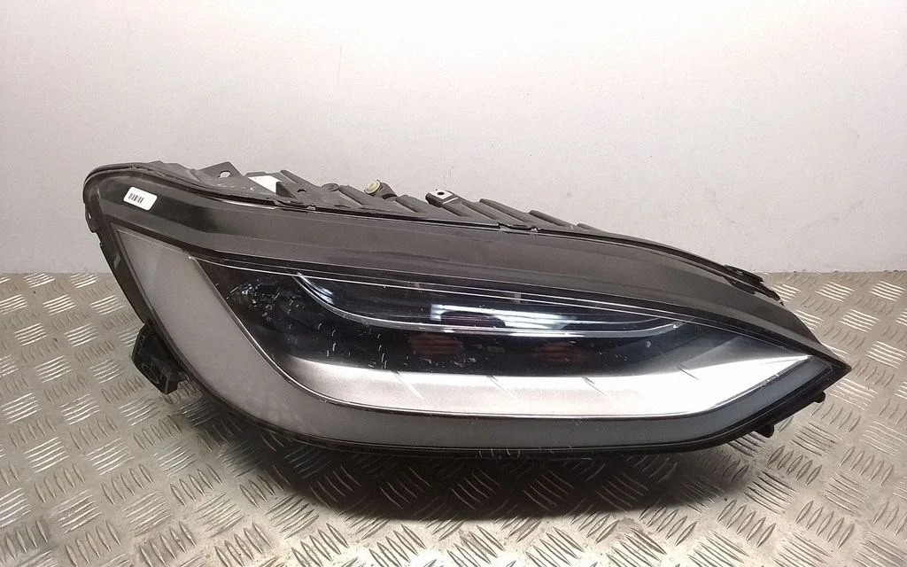 Esituli – Tesla Model X (2015-)