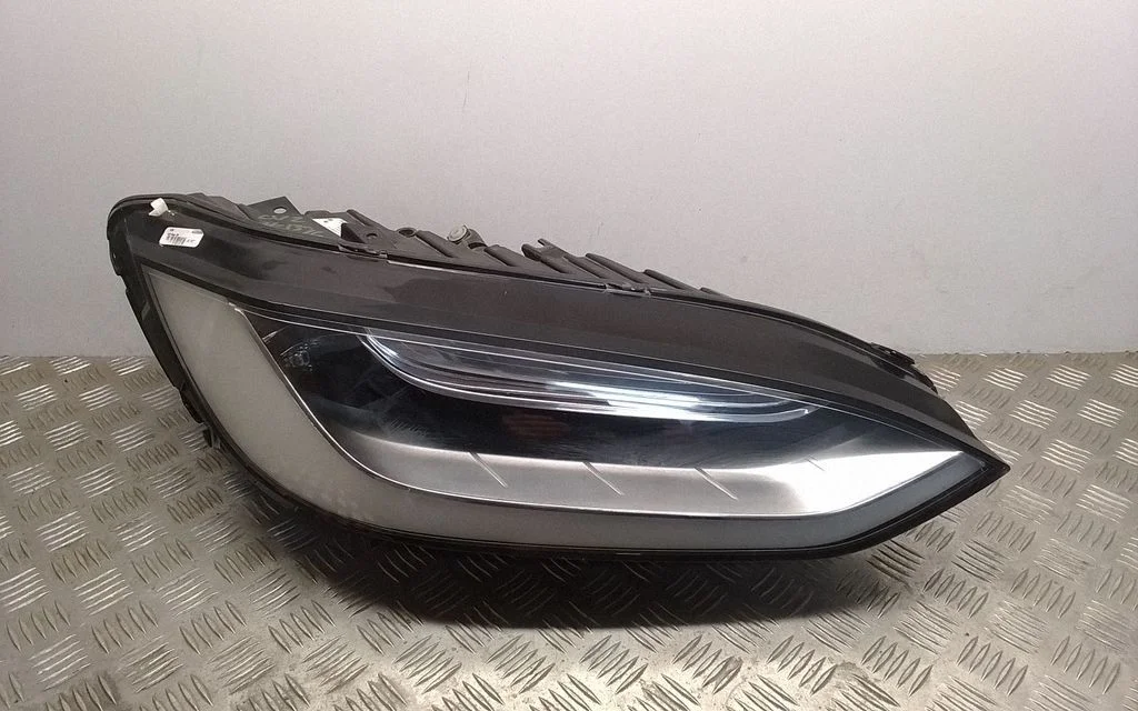 Esituli – Tesla Model X (2015-)