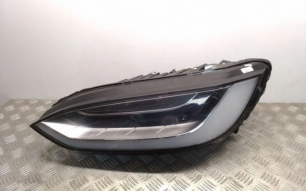 Esituli – Tesla Model X (2015-)