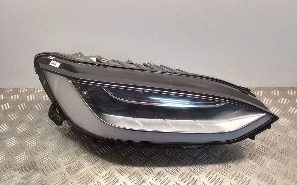 Esituli – Tesla Model X (2015-)