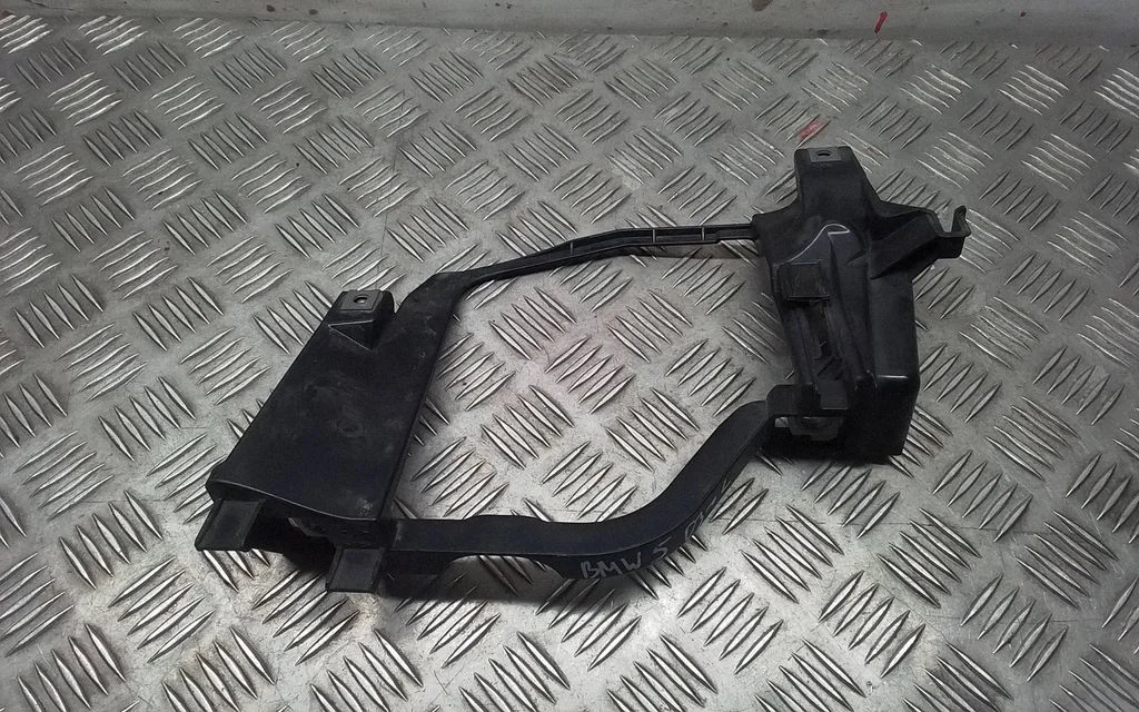 Esitule kinnitusklamber – BMW 5-seeria E60 E61 (2004-2010)