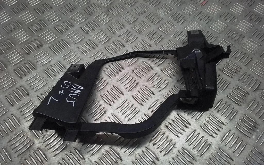 Esitule kinnitusklamber – BMW 5-seeria E60 E61 (2004-2010)