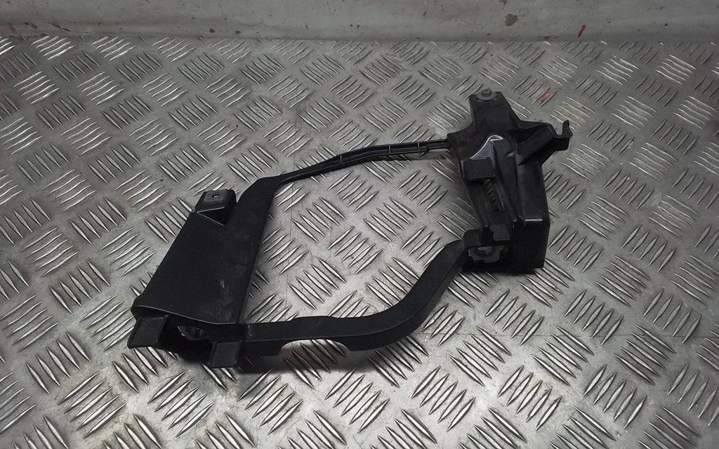 Esitule kinnitusklamber – BMW 5-seeria E60 E61 (2004-2010)