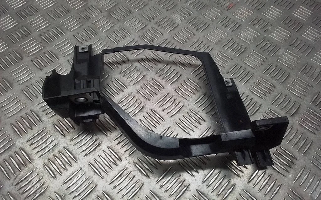 Esitule kinnitusklamber – BMW 5-seeria E60 E61 (2004-2010)