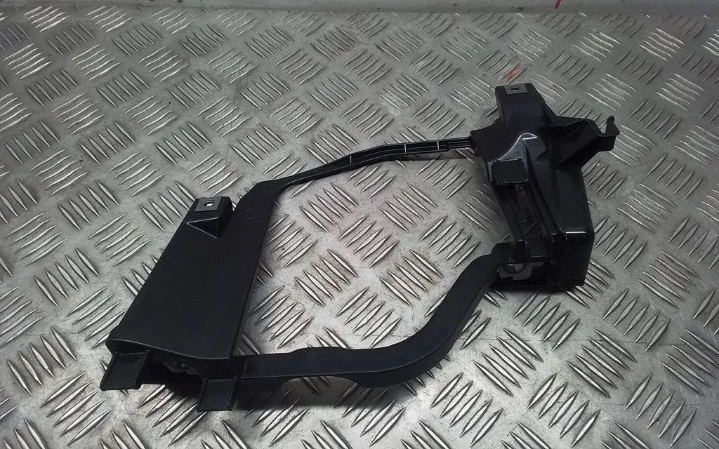 Esitule kinnitusklamber – BMW 5-seeria E60 E61 (2004-2010)