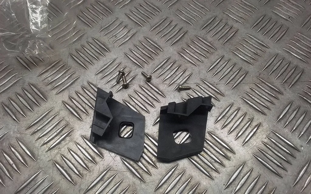Headlight/headlamp mounting bracket – Audi A6 Allroad C5 (1999-2005)