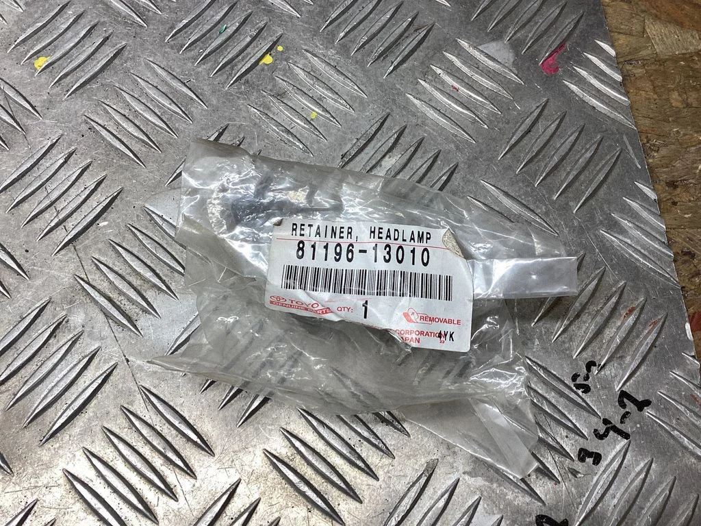 Headlight/headlamp mounting bracket – Toyota Matrix (E130) (2001-2008)