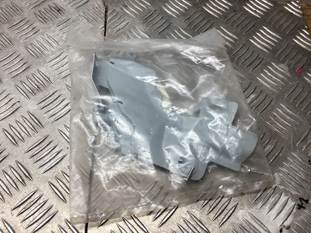 Headlight/headlamp mounting bracket 8116605310