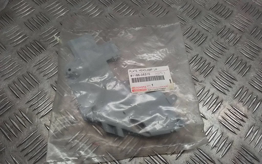 Headlight/headlamp mounting bracket 8116605310