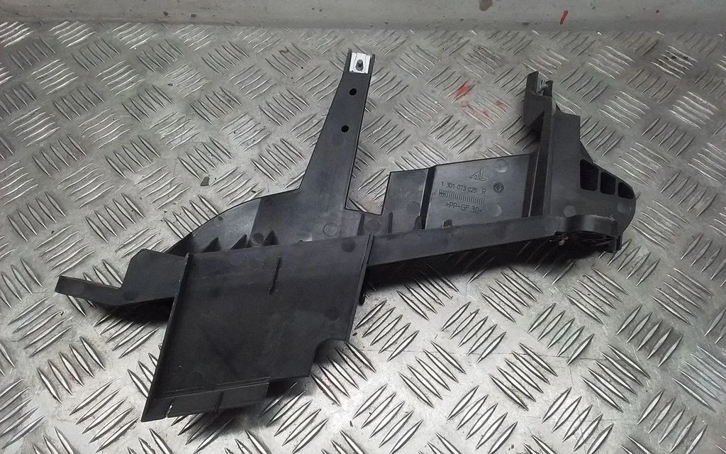 Esitule kinnitusklamber – BMW X3 E83 (2003-2010)