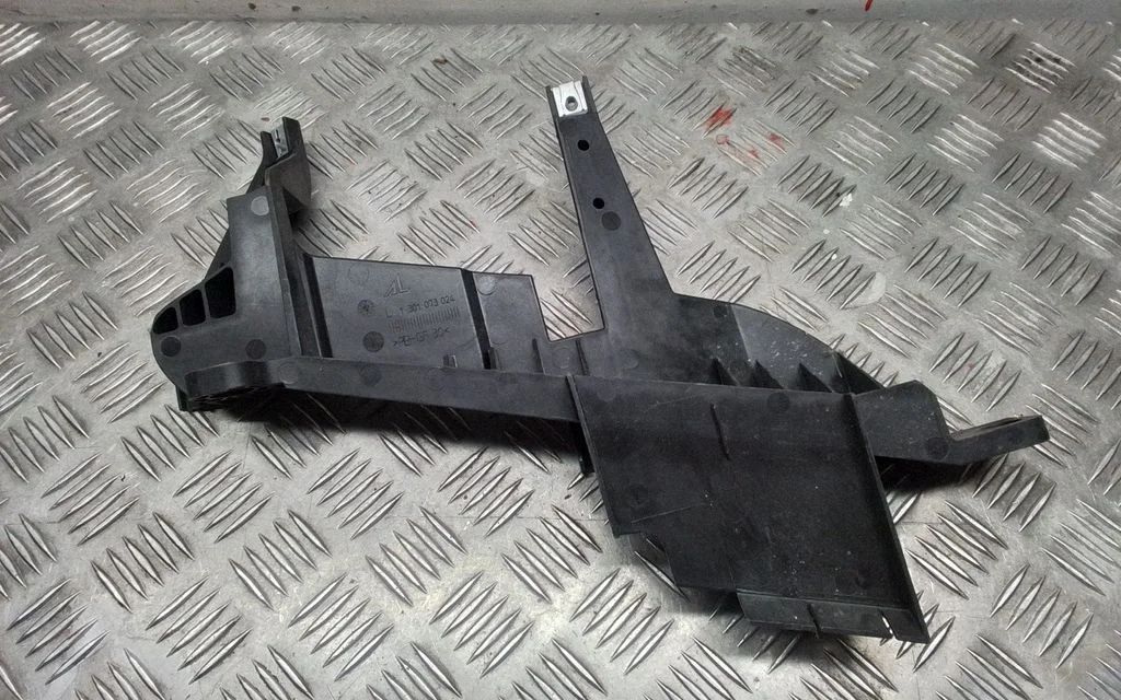 Esitule kinnitusklamber – BMW X3 E83 (2003-2010)