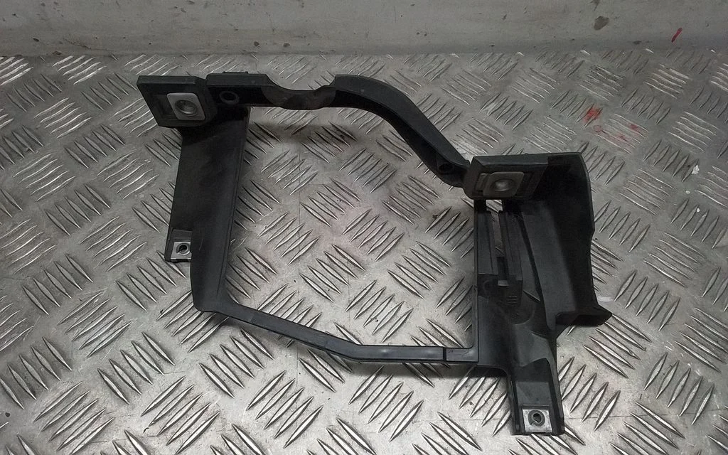 Esitule kinnitusklamber – BMW 5-seeria E60 E61 (2004-2010)