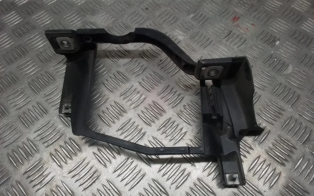 Esitule kinnitusklamber – BMW 5-seeria E60 E61 (2004-2010)