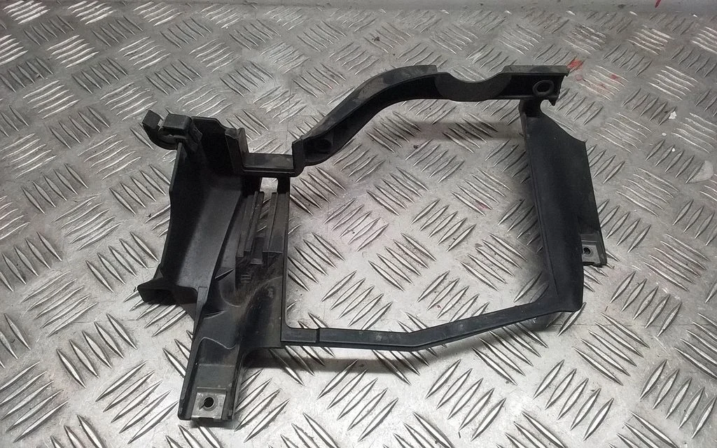 Esitule kinnitusklamber – BMW 5-seeria E60 E61 (2004-2010)
