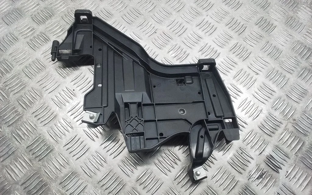 Esitule kinnitusklamber – Audi A4 Allroad B8 (2008-2016)