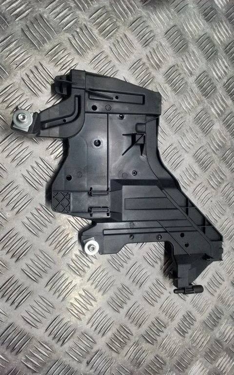 Esitule kinnitusklamber – Audi A4 Allroad B8 (2008-2016)