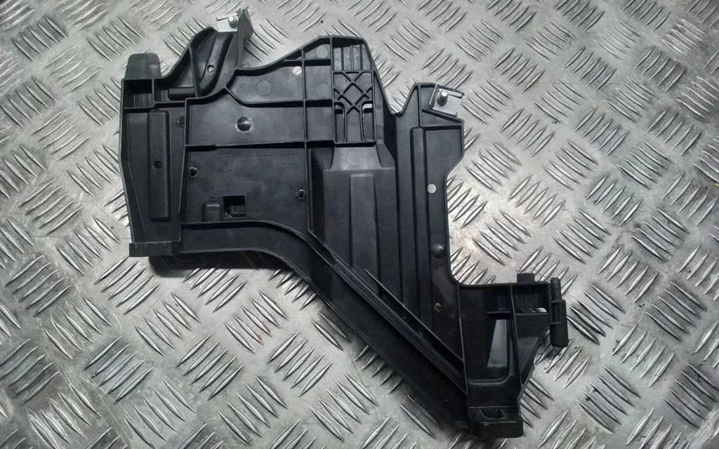 Esitule kinnitusklamber – Audi A4 Allroad B8 (2008-2016)
