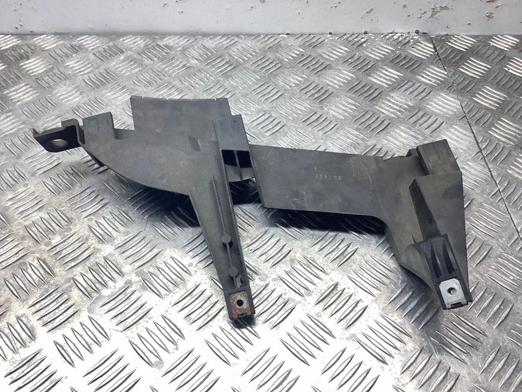 Esitule kinnitusklamber – BMW X3 E83 (2003-2010)