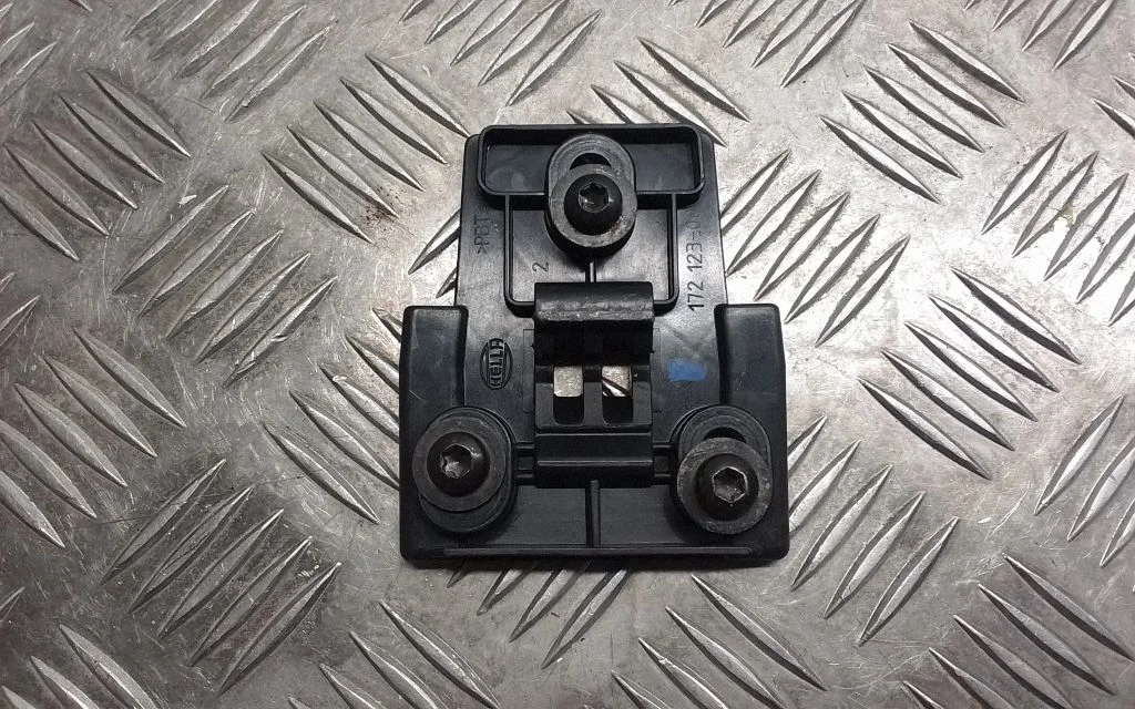 Headlight/headlamp mounting bracket – front