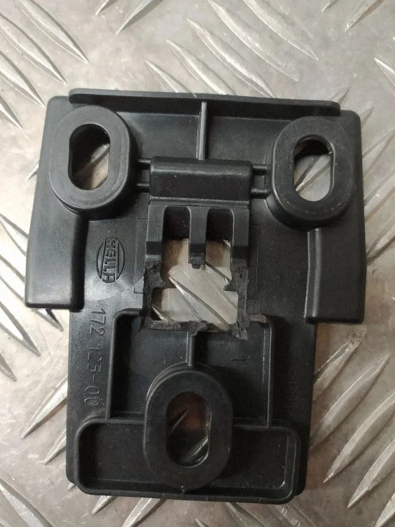 Headlight/headlamp mounting bracket 7P5941149B