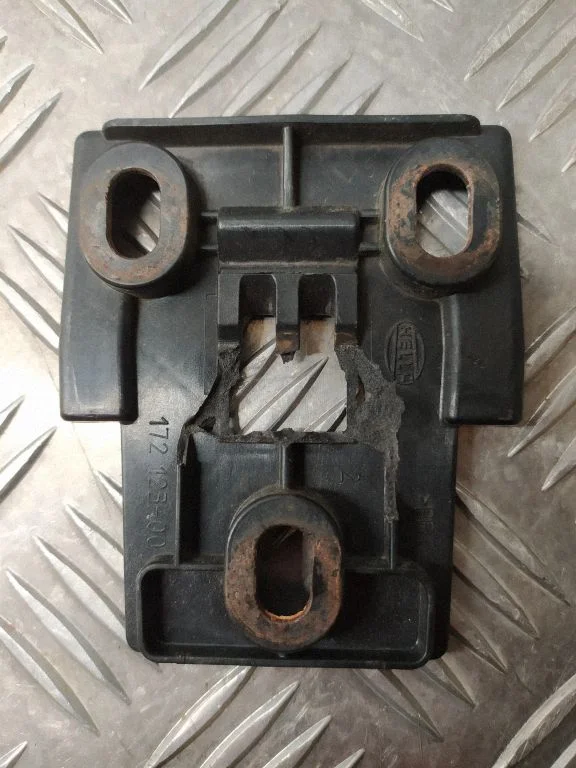 Headlight/headlamp mounting bracket 7P5941149B