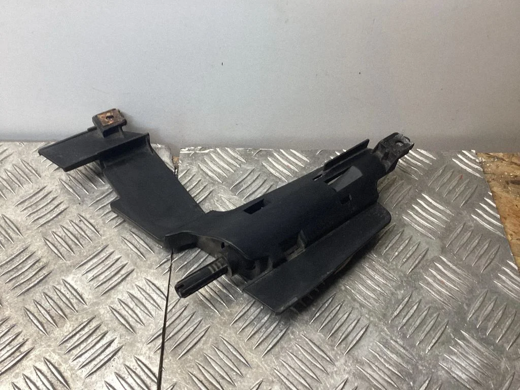 Esitule kinnitusklamber – BMW 3-seeria E46 (1998-2005)