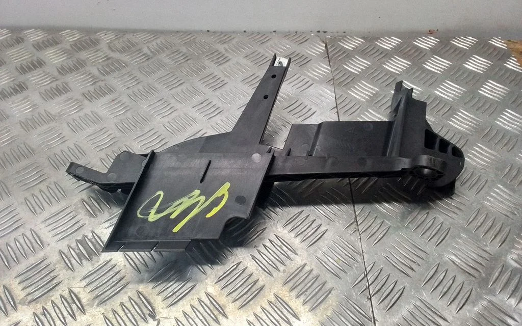 Esitule kinnitusklamber – BMW X3 E83 (2003-2010)