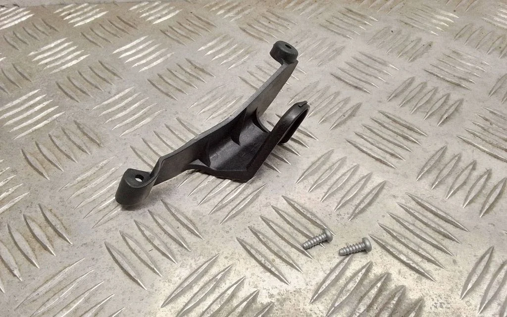 Headlight/headlamp mounting bracket – Toyota Highlander XU20 (2000-2007)