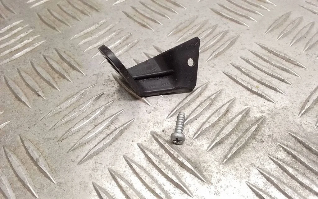 Headlight/headlamp mounting bracket – Toyota Corolla E120 E130 (2004-2007)