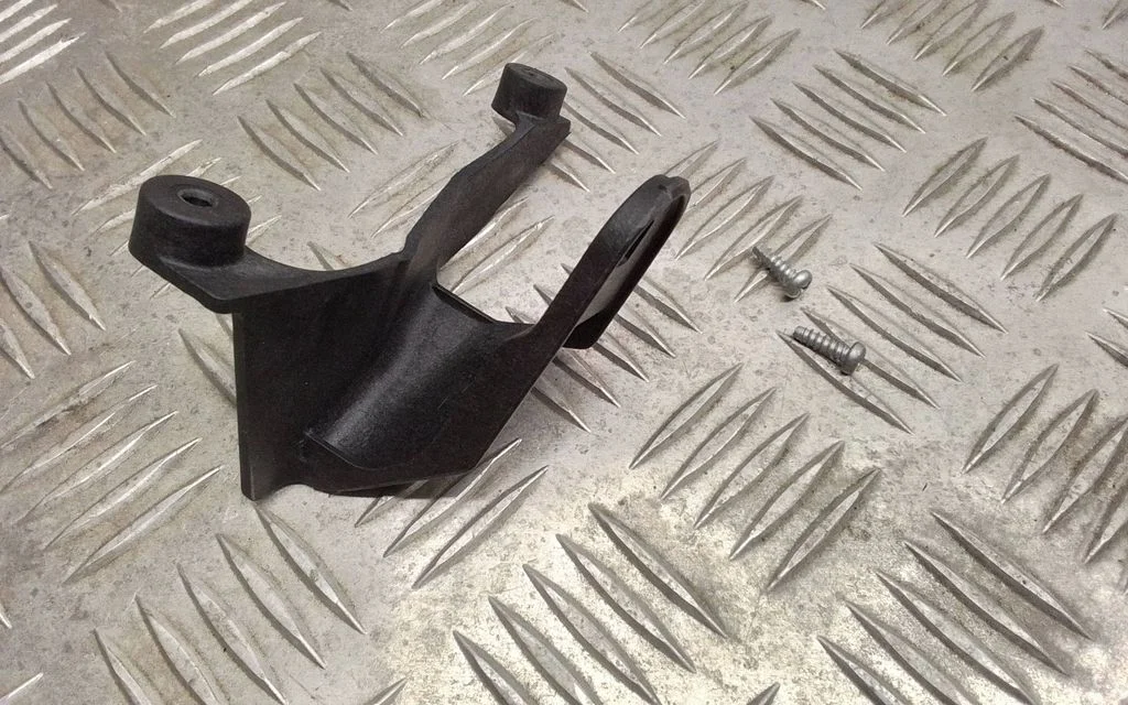 Headlight/headlamp mounting bracket – Toyota Highlander XU20 (2000-2007)