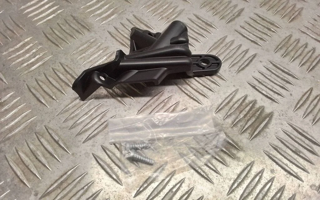 Headlight/headlamp mounting bracket – Toyota Yaris (2006-2011)