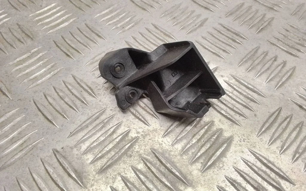 Headlight/headlamp mounting bracket – Toyota Land Cruiser (J120) (2002-2009)