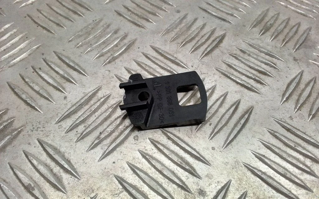 Esitule kinnitusklamber – BMW 3-seeria E46 (1998-2005)