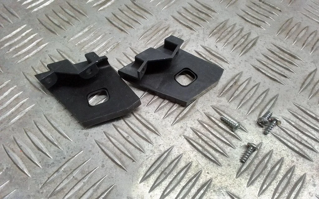 Headlight/headlamp mounting bracket – Audi A6 Allroad C5 (1999-2005)