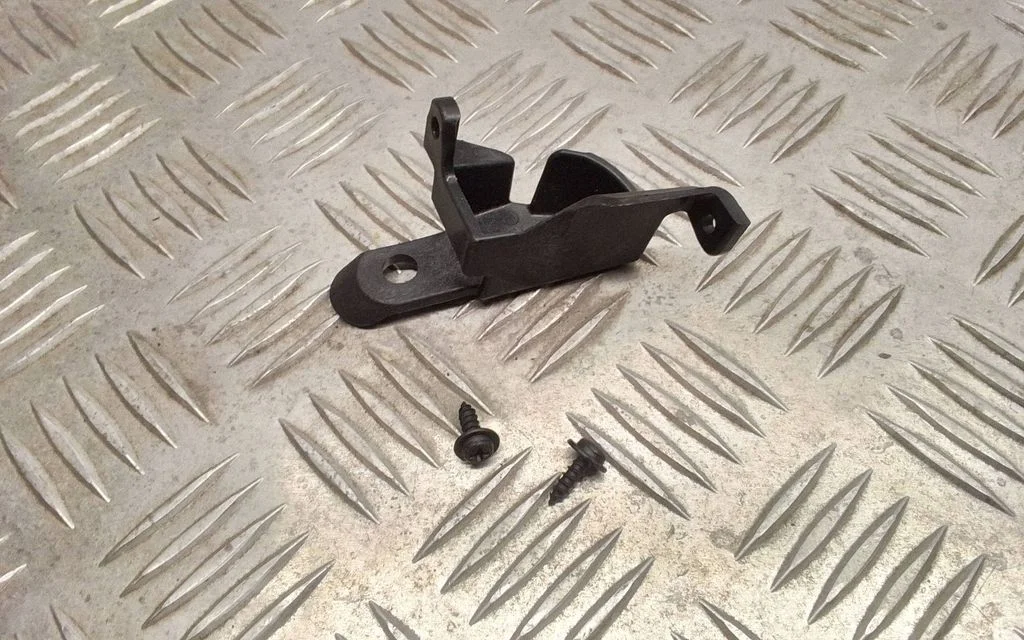 Headlight/headlamp mounting bracket – Toyota Matrix (E140) (2008-2014)