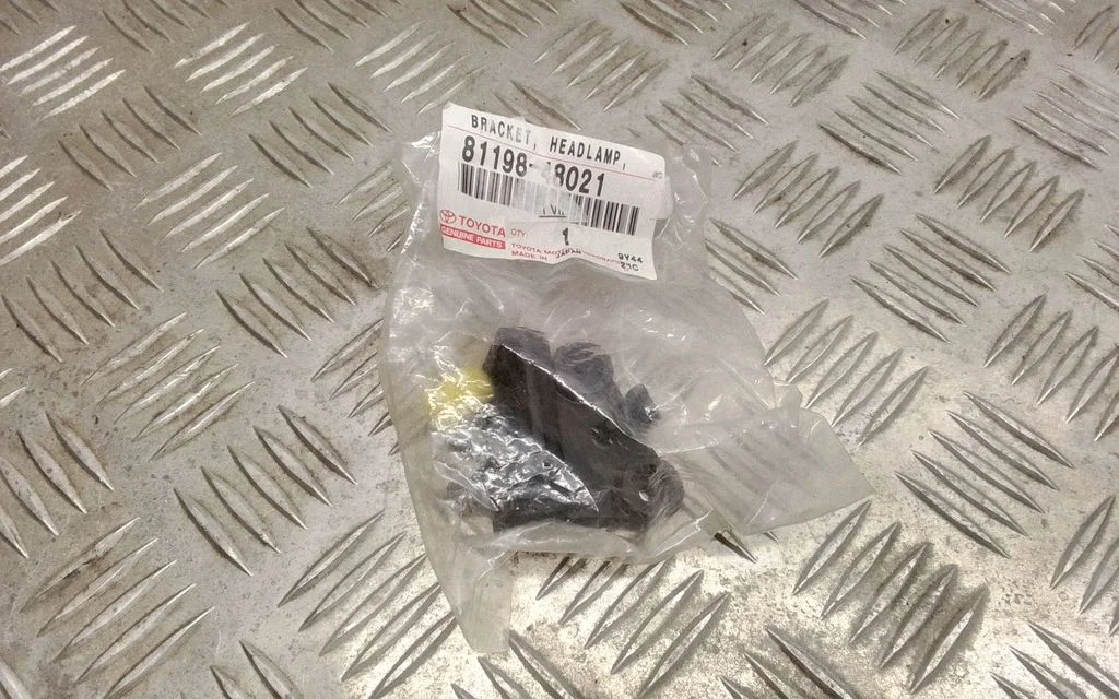 Headlight/headlamp mounting bracket 8119848021