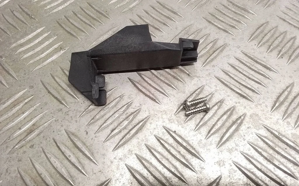 Headlight/headlamp mounting bracket – Toyota Prius (XW30) (2009-2015)