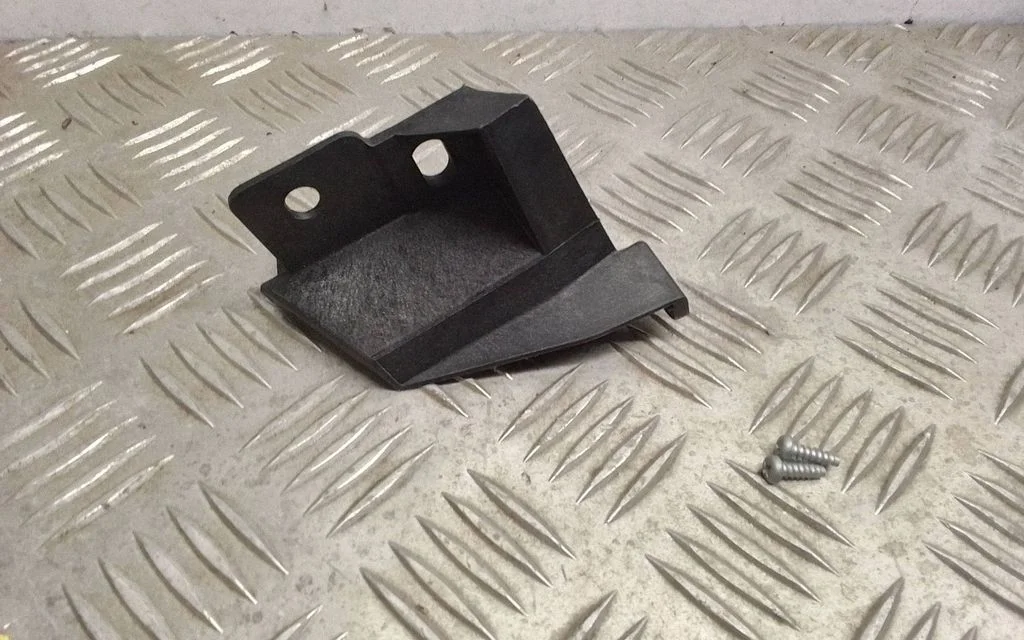 Headlight/headlamp mounting bracket – Toyota Land Cruiser (J120) (2002-2009)