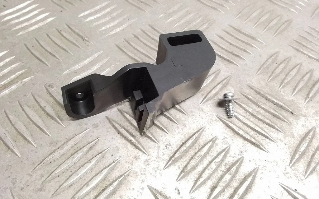 Esitule kinnitusklamber – Lexus RX III (2008-2015)