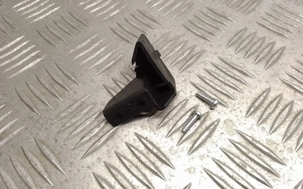 Esitule kinnitusklamber – Toyota Avensis T270 (2012-2015)